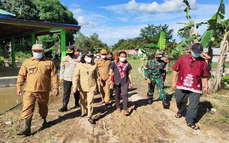  Bupati Pulang Pisau meninjau Desa rawan banjir di Kecamatan Kahayan Tengah belum lama ini.