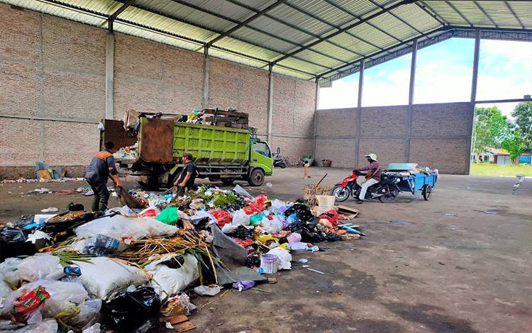 Pengambilan sampah dari depo yang akan dibawa ke TPA oleh petugas DLH Kotim.