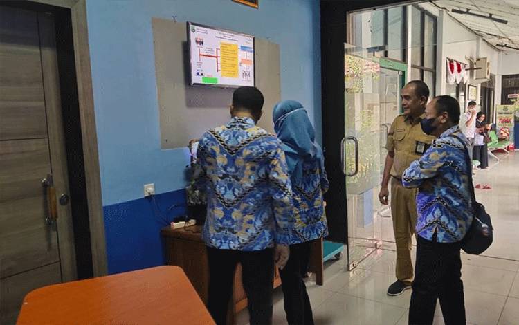Kasubbag Umum, Kepegawaian dan Tugas Pembantuan Disdik Kapuas Hiryansyah saat terima kunjungan Ombudsman RI Perwakilan Kalteng. (FOTO: DISDIK KAPUAS)