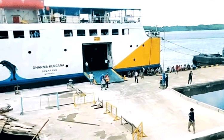 Pelabuhan Kumai Kabupaten Kobar. Menurut data BPS Kalteng, kunjungan kapal lait di wilayah pelabuhan di Kalteng mengalami kenaikan, namun meski demikian jumlah penumpang malah mengalami penurunan. (FOTO: ISTIMEWA)
