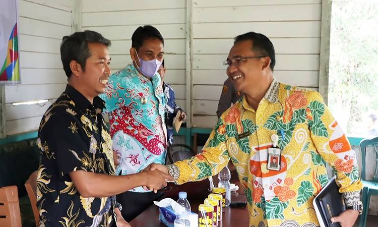 Ketua DPRD Kabupaten Lamandau Heriyanto menyalami Camat Lamandau!saat melaksanakan kegiatan reses ke Desa Tanjung Beringin, Kecamatan Lamandau. (FOTO : HENDI NURFALAH)