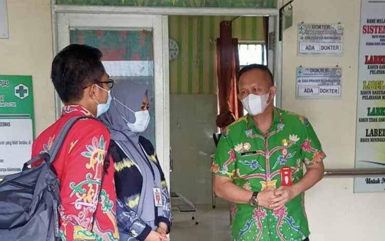 Sekda Kapuas, Septedy saat menjenguk warga diduga keracunan makanan yang dirawat di Puskesmas Anjir Serapat, Kamis, 6 Oktober 2022. (FOTO: SEKDA KAPUAS)