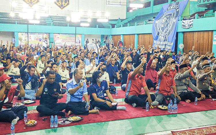 Doa bersama para supporter sepakbola dan pecinta olahraga di Kotim untuk korban di Stadion Kanjuruhan Malang, Kamis, 6 Oktober 2022.