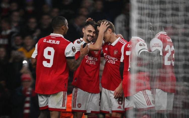 Gelandang Arsenal Fabio Vieira (kedua dari kiri) merayakan gol bersama rekan-rekan satu tim dalam pertandingan Grup A Liga Europa antara Arsenal dan Bodoe/Glimt di Stadion Arsenal di London pada 6 Oktober 2022. ANTARA/AFP/DANIEL LEAL