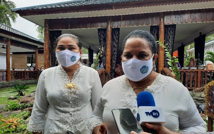 Istri Gubernur Papua Yulce Wenda Enembe (kanan) dalam peringatan Hari Ibu ke-92 tingkat Provinsi Papua. (ANTARA/Hendrina Dian Kandipi)