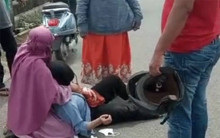 Korban jambret terbaring di tengah jalanhingga harus dilarikan ke RSUDdr Murjani Sampit, Jumat, 7 Oktober 2022. (FOTO: HAMIM)
