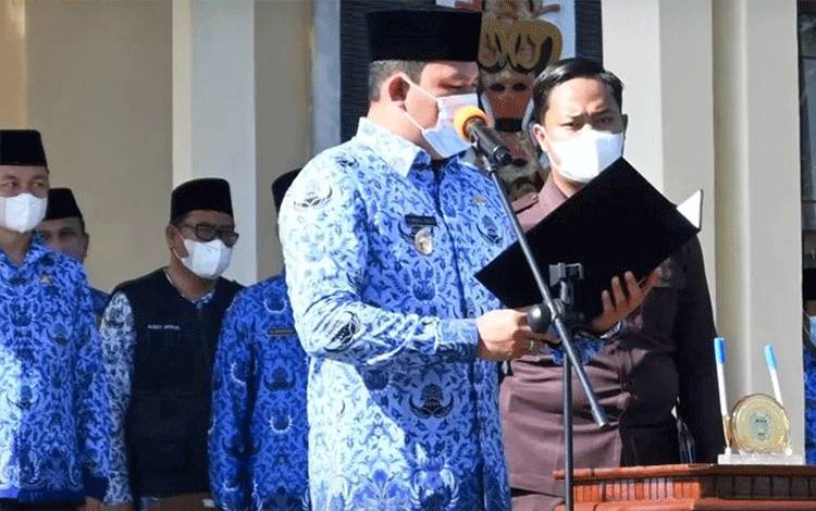  Bupati Hendra Lesmana melantik 108 Pejabat Fungsional di Halaman Kantor BKPSDM Kabupaten Lamandau. (FOTO : HENDI NURFLAH)