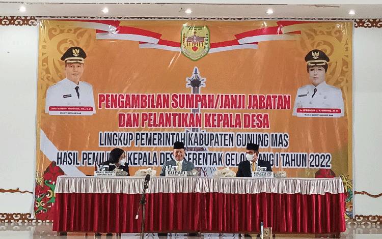 Wakil Ketua I DPRD Kabupaten Gunung Mas Binartha (kanan) bersama dengan Bupati Jaya S Monong (tengah) dan Wakil Bupati Efrensia L.P Umbing dalam kegiatan pelantikan kades di GPU Damang Batu Kuala Kurun pada Jumat 7 Oktober 2022. (FOTO: RISKA YULYANA)