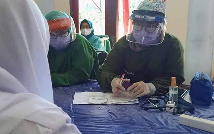 Tim Vaksinator BLUD UPT Puskesmas Pahandut saat Pelaksanaan Vaksinasi Massal di Aula Jayang Tingang Palangka Raya beberapa waktu lalu. (FOTO: ISTIMEWA)