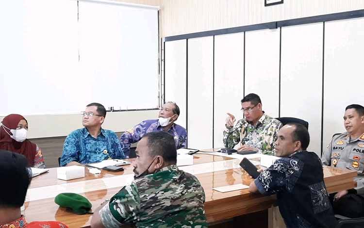 Pj Bupati Kobar Anang Dirjo didampingi Kapolres Kobar AKBP Bayu Wicaksono dan unsur terkait, saat rapat penyelesaian permasalahan lahan. (FOTO: DANANG)