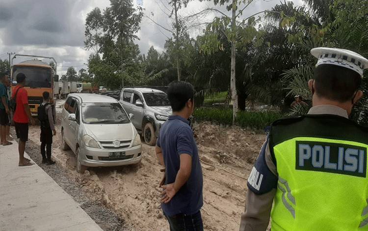 Personel Satlantas Polres Kobar saat memantau kondisi ruas jalan Pangkalan Bun - Kotawaringin Lama. (FOTO : SATLANTAS POLRES KOBAR)