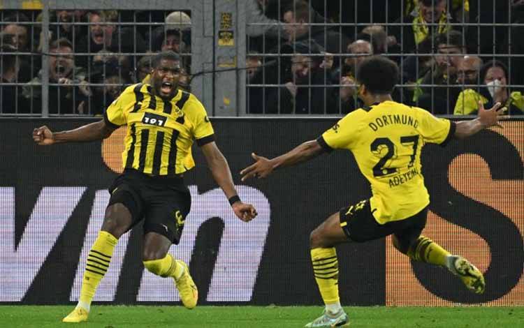 Penyerang Borussia Dortmund Anthony Modeste (kiri) merayakan golnya yang membuat timnya memetika hasil seri 2-2 melawan Bayern Muenchen dalam pertandingan Liga Jerman di  Dortmund, Jerman, 8 Oktober 2022. (AFP/INA FASSBENDER)