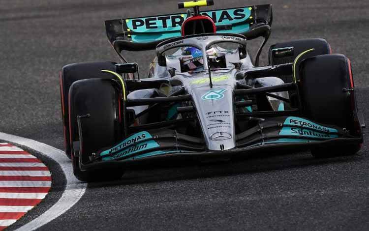 Pebalap tim Mercedes Lewis Hamilton pada kualifikasi Grand Prix Jepang, Sirkuit Suzuka, Sabtu (8/10/2022). (AFP/TOSHIFUMI KITAMURA)