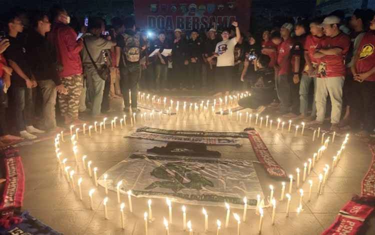 Suasana deklarasi pesan damai untuk sepakbola Indonesia dilaksanakan perwakilan suporter sepakbola usai doa dan zikir bersama mendoakan korban tragedi Stadion Kanjuruhan Malang di Tribun Lapangan Karebosi Makassar, Sulawesi Selatan, Sabtu (8/10/2022) malam. ANTARA/MDF