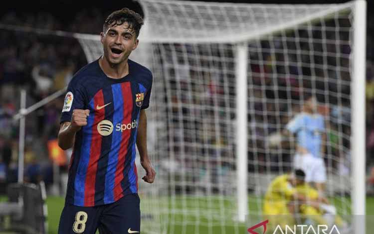 Gelandang Barcelona Pedri merayakan keberhasilannya mencetak gol pada pertandingan Liga Spanyol menghadapi Celta Vigo di Stadion Camp Nou, Barcelona, Minggu (9/10/2022). (ANTARA/AFP/JOSEP LAGO)