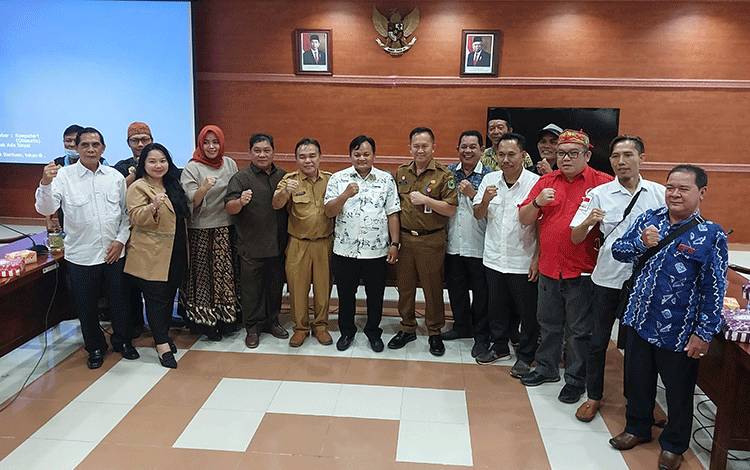 Ketua DPRD Kapuas Ardiansah bersama anggota dewan, Sekda Kapuas, dan jajaran PDAM serta perwakilan masyarakat seusai RDP pada Senin sore, 10 Oktober 2022. (FOTO: DODI)