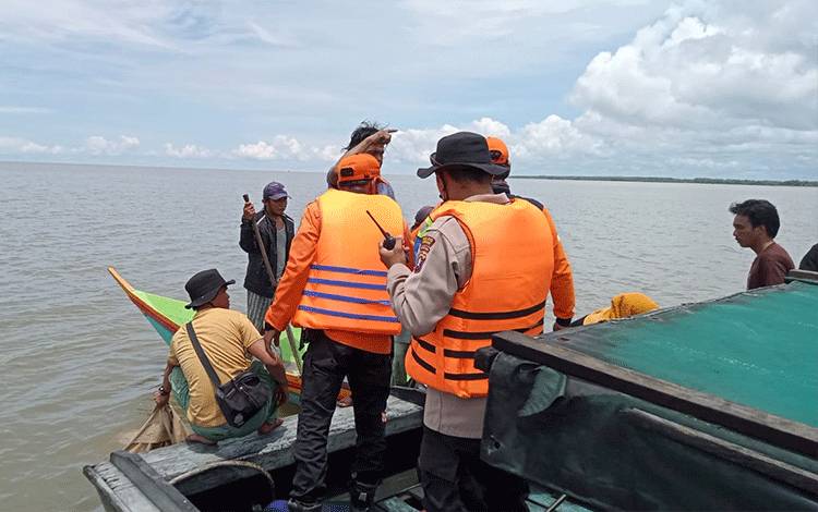 Tim gabungan bersama nelayan saat melakukan proses evakuasi terhadap korban (Foto : Polres Seruyan)