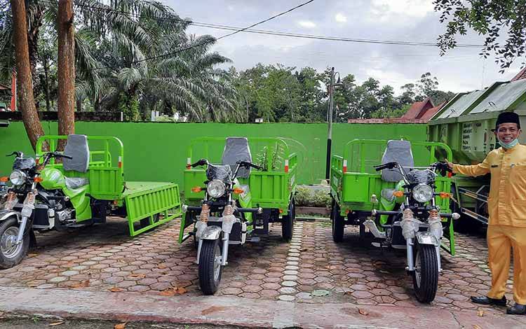 Kabid PSLB3 DLH Kobar Muhamad Suhendra saat menunjukan tiga unit kendaraan roda tiga pengangkut sampah. (FOTO: DANANG)