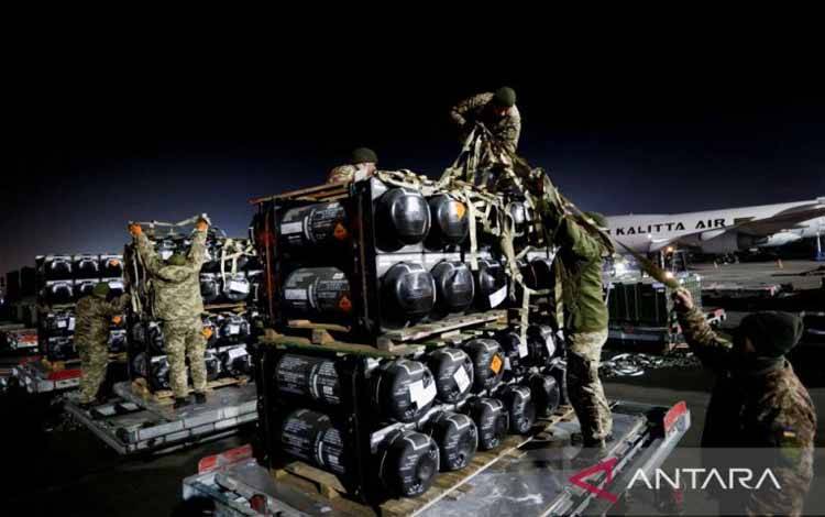 Tentara Ukraina membongkar rudal anti-tank Javelin, yang dikirim dengan pesawat sebagai bagian dari paket dukungan militer AS untuk Ukraina, di Bandara Internasional Boryspil di luar Kiev, Ukraina, 10 Februari 2022. ANTARA/REUTERS/Valentyn Ogirenko/as