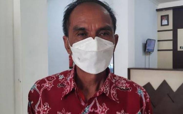 Ketua Komisi I DPRD Kabupaten Gunung Mas Gumer saat ditemui wartawan di kantor DPRD setempat. (FOTO: RISKA YULYANA)