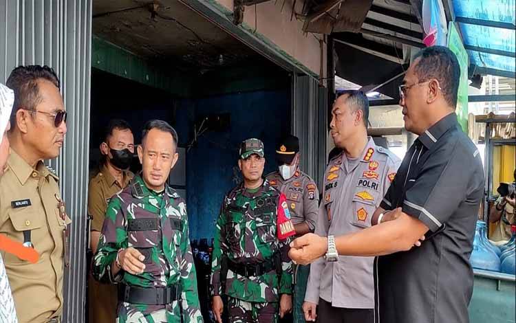 Wali Kota Palangka Raya, Fairid Naparin bersama Forkopimda melakukan inspeksi mendadak ke sejumlah agen dan pangkalan gas Elpiji. (FOTO: HENDRI)