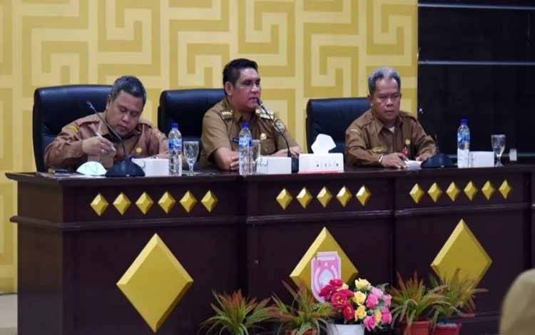 Pj Bupati Kobar Anang Dirjo (tengah) saat memberikan arahan kepada seluruh SKPD dan Camat di Aula Bappeda. (FOTO : PROKOM Kobar)