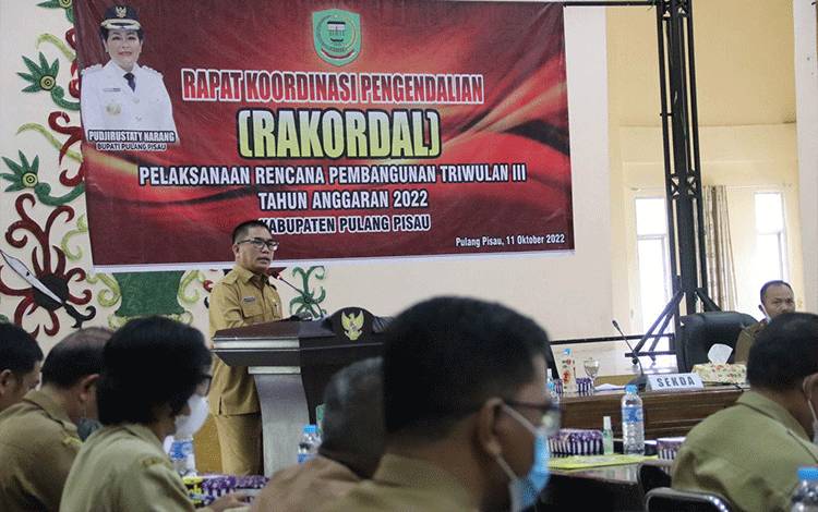 Tony Harisinta bacakan sambutan Bupati Pulpis saat memimpin Rakordal Pelaksanaan Rencana Pembangunan Triwulan III Tahun 2022.