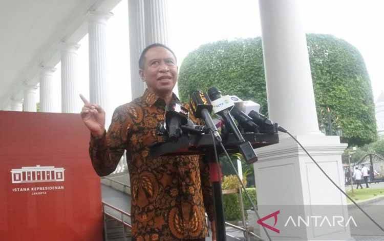 Menteri Pemuda dan Olahraga Zainudin Amali memberikan keterangan kepada awak media di lingkungan Istana Kepresidenan Jakarta, Selasa (11/10/2022), seusai mengikuti sidang kabinet paripurna dipimpin Presiden Joko Widodo. (ANTARA/Indra Arief Pribadi)