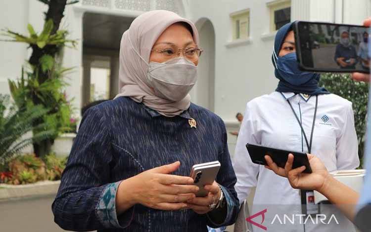 Menteri Ketenagakerjaan Ida Fauziyah memberikan keterangan kepada awak media di lingkungan Istana Kepresidenan Jakarta, Selasa (11/10/2022). (ANTARA/Desca Lidya Natalia)