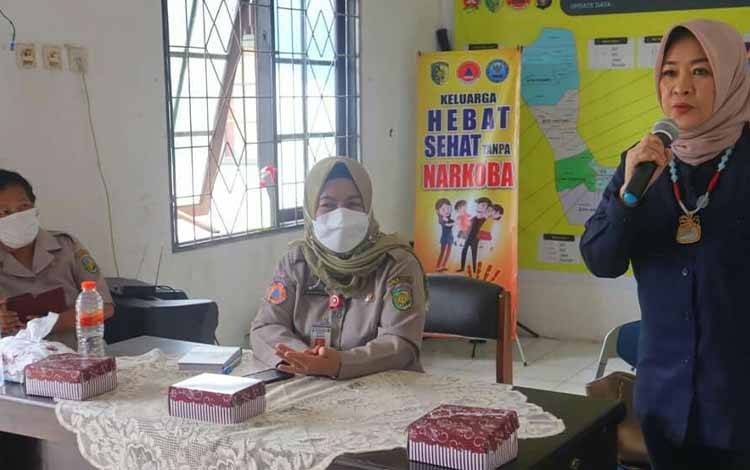 Anggota Komisi C DPRD Palangka Raya Susi Idawati mensosialisasikan bahaya HIV/AIDS. (FOTO: HENDRI)