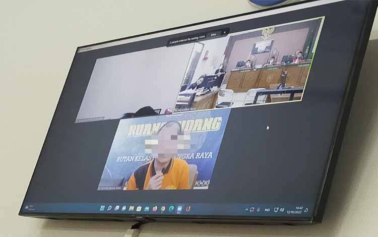Terdakwa (Bawah) saat menjalani persidangan secara virtual di Pengadilan Negeri Palangka Raya, Rabu 12 Oktober 2022 (FOTO: APRIANDO)