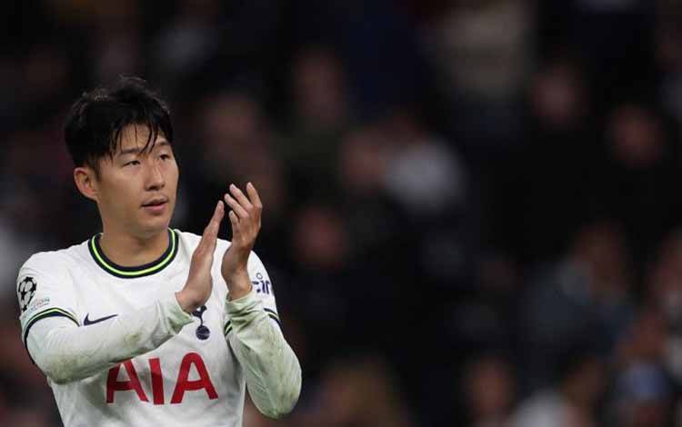 Striker Tottenham Hotspur Son Heung-Min memberikan applaus saat akhir pertandingan Grup D Liga Champions antara Tottenham Hotspur dan Eintracht Frankfurt di Stadion Tottenham Hotspur di London pada 12 Oktober2022. (AFP/ADRIAN DENNIS)