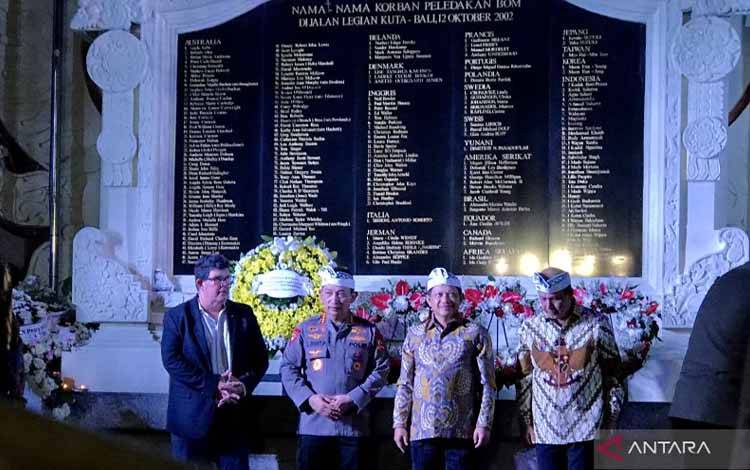 Kapolri Jenderal Pol. Listyo Sigit Prabowo (dua kiri), Menteri Dalam Negeri RI Tito Karnavian (dua kanan), dan Kepala BNPT Komjen Pol. Boy Rafli Amar (kanan), berfoto usai meletakkan bunga di Monumen Ground Zero pada acara peringatan 20 tahun Bom Bali di Kuta, Badung, Rabu (12/10/2022). ANTARA/Genta Tenri Mawangi