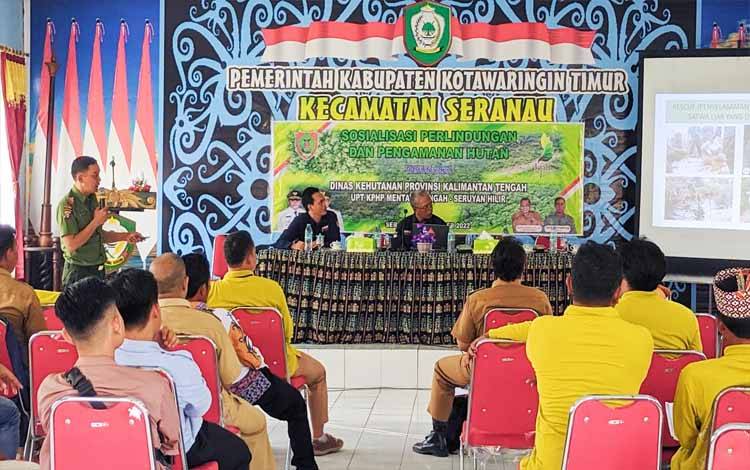 Komandan BKSDA Pos Jaga Sampit Muriansyah saat melakukan sosialisasi hewan dilindungi terhadap warga Kecamatan Seranau