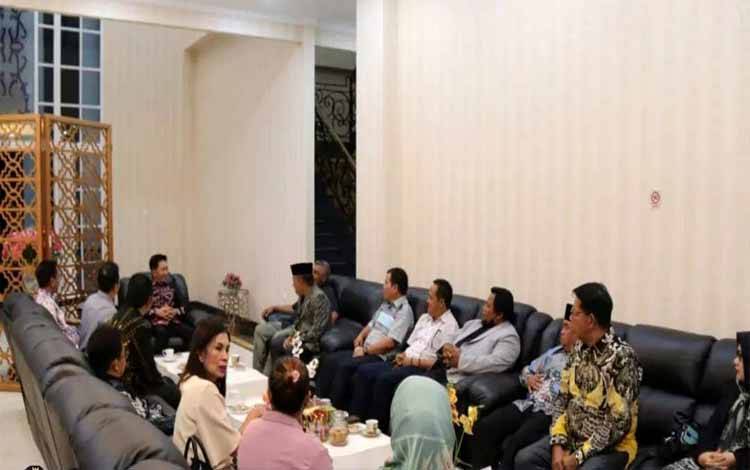  Kunjungan DPRD Kutai Barat yang disambut Bupati Barito Utara, Nadalsyah beserta jajaran di rumah jabatan bupati, Rabu malam 12 Oktober 2022
