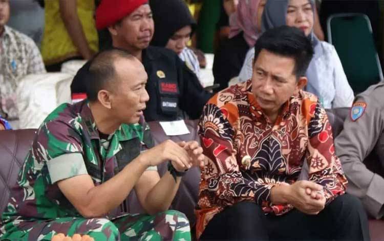 Bupati Barito Utara, H Nadalsyah bersama Dandim 1013 Muara Teweh, Letkol Inf Edi Purwoko. (FOTO: DHANI)