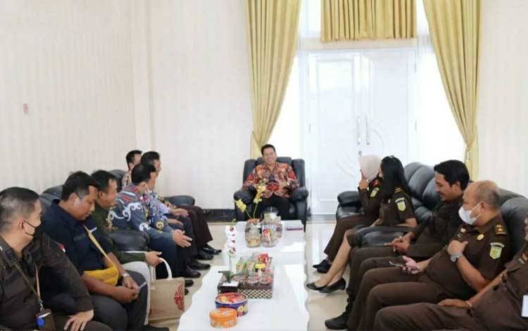 Bupati Barito Utara, H Nadalsyah saat menerima kunjungan Kejari Barito Utara, Fadilah beserta jajaran di rumah jabatan bupati, Kamis, 13 Oktober 2022. (FOTO: DHANI)