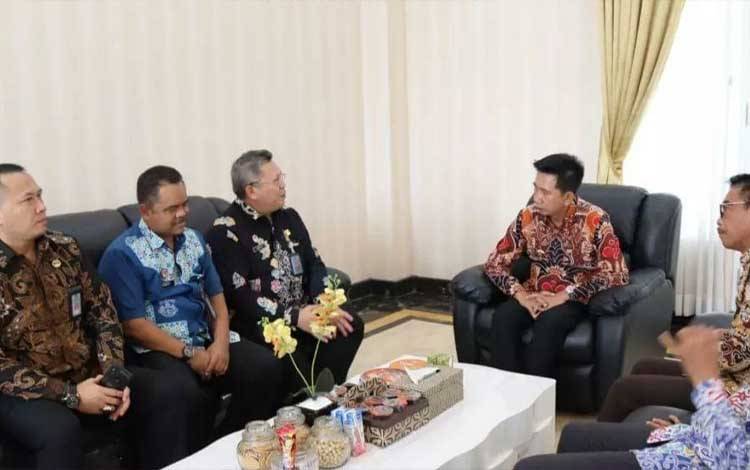 Bupati Barito Utara, H Nadalsyah saat menyambut pejabat eselon II Kantor Imigrasi Kalimantan Tengah, Kamis 13 Oktober 2022 di rumah jabatan bupati. (FOTO: DHANI)