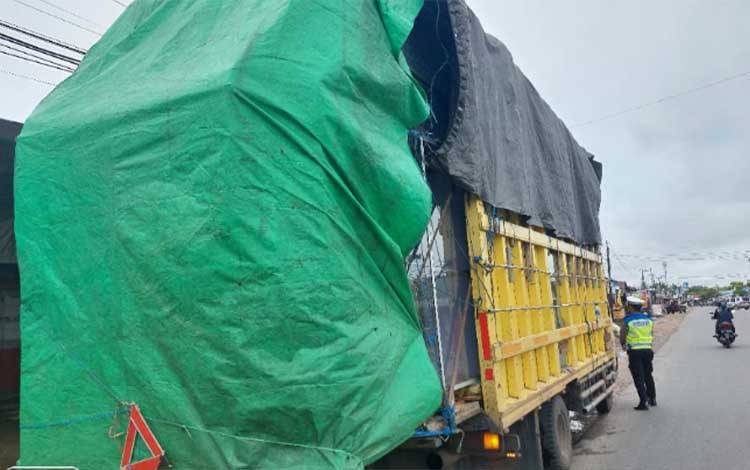Anggota Satlantas Polres Katingan menindak truk puso yang mengangkut barang melebihi kapasitas, Kamis, 13 Oktober 2022. (FOTO: ABDUL GOFUR)