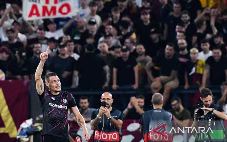 Arsip - Penyerang Andrea Belotti merayakan keberhasilannya mencetak gol pada pertadingan Liga Europa antara AS Roma menghadapi HJK Helsinki di Stadion Olimpico, Roma, Kamis (15/9/2022). (ANTARA/AFP/TIZIANA FABI)