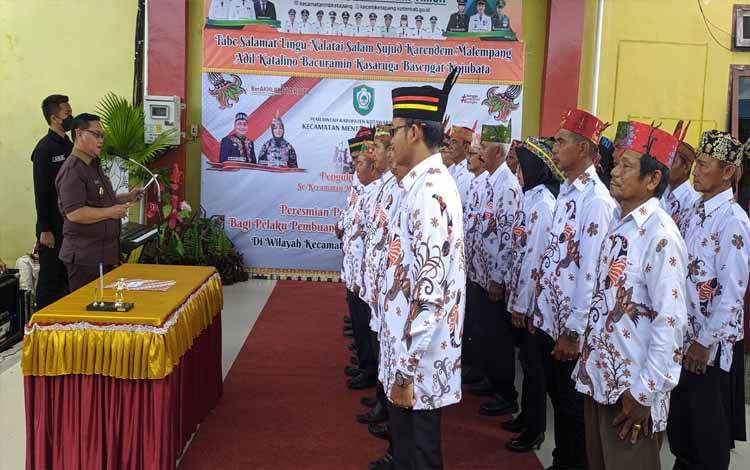 Bupati Kotim Halikinnor saat mengukuhkan mantir adat kelurahan dan desa di Kecamatan Mentawa Baru Ketapang, Jumat 14 Oktober 2022