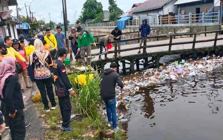 Pengankatan sampah di saluran primer Jalan Sakan sebagai langkah antisipasi banjir.(Caption : Agus Fataroni M)