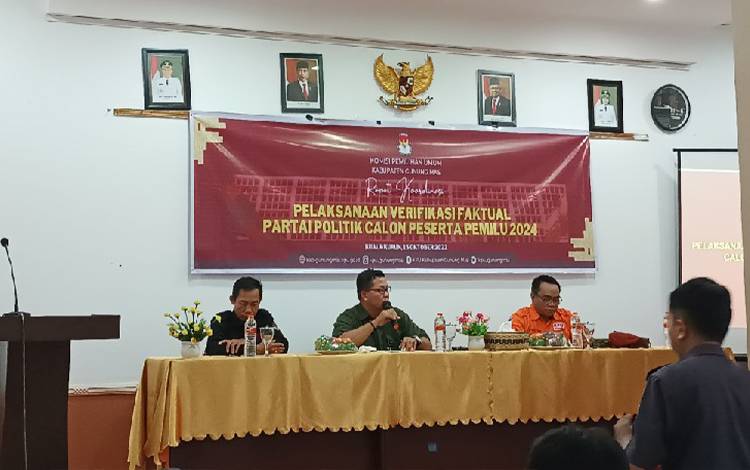 KPU Gunung Mas saat menggelar rapat koordinasi pelaksanaan verifikasi faktual parpol peserta pemilu 2024 yang dilaksanakan di aula Hotel Insevas Kuala Kurun pada Sabtu, 15 Oktober 2022. (FOTO: RISKA)