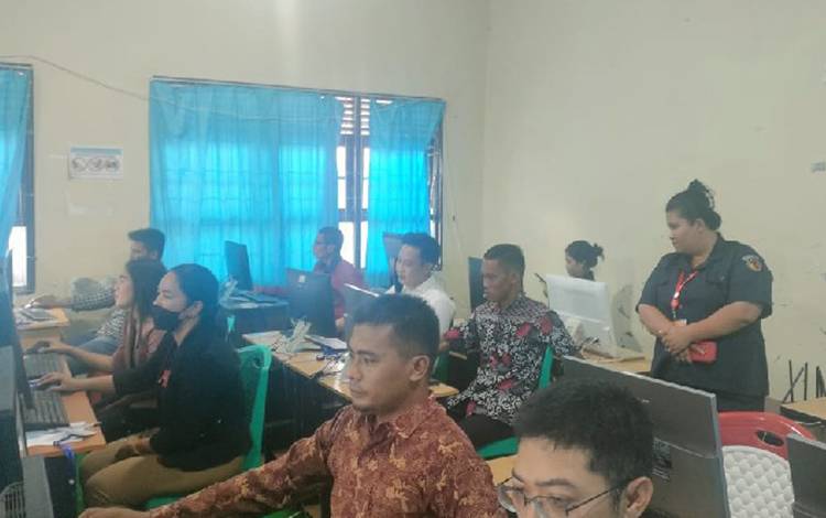 Pelaksanaan tes tertulis berbasis komputer oleh calon anggota panwaslucam di SMAN 1 Kurun pada Sabtu, 15 Oktober 2022. (FOTO: BAWASLU GUNUNG MAS)