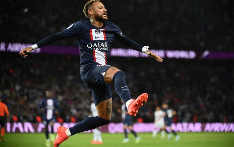 Striker Paris Saint-Germain (PSG) Neymar menumpahkan emosinya setelah mencetak gol dalam pertandingan Liga Prancis antara Paris Saint-Germain (PSG) dan Olympique de Marseille (OM) di Stadion Parc des Princes Stadium di Paris pada 16 Oktober 2022. (AFP/FRANCK FIFE)