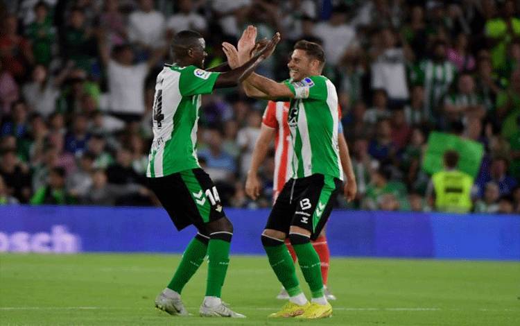 Gelandang Real Betis William Carvalho (kiri) merayakan golnya dalam pertandingan Liga Spanyol antara Real Betis dan UD Almeria di Stadion Benito Villamarin di Seville pada 16 Oktober 2022. (AFP/CRISTINA QUICLER)