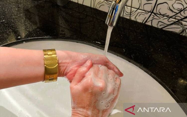 Seseorang sedang cuci tangan. (ANTARA/Wuryanti Puspitasari)