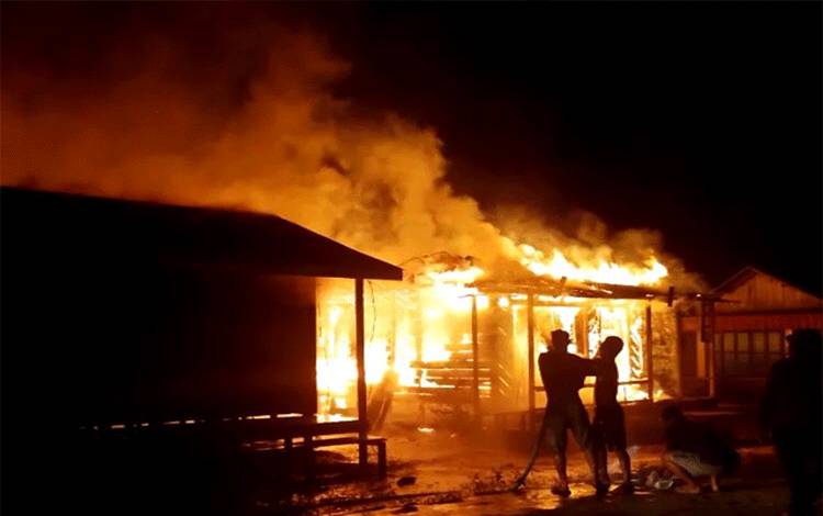 Kebakaran rumah warga di Desa Jakatan Pari, Kecamatan Kapuas Hulu pada Minggu malam, 16 Oktober 2022. (FOTO: BPBD KAPUAS)