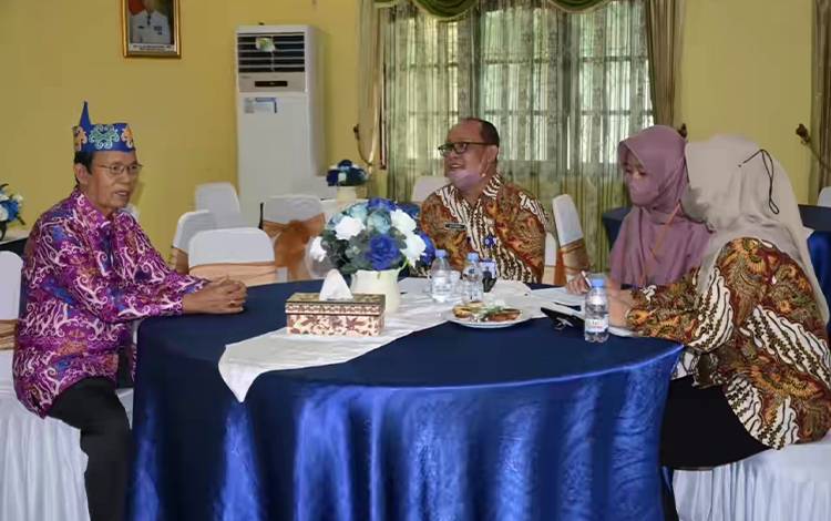 Wabup Kapuas HM Nafiah Ibnor bersama Kepala BPS Kapuas M Guntur secara simbolis telah melakukan pendataan perdana Regsosek. (FOTO: ISTIMEWA)