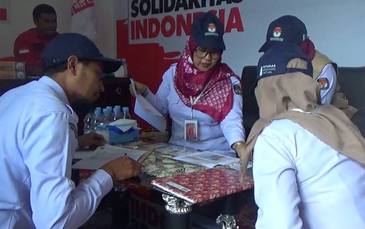 Ketua KPU Kotim Siti Fathonah kerudung merah saat melakukan verifikasi faktual bersama sejumlah stafnya, Senin 17 Oktober 2022. (FOTO: HAMIM)